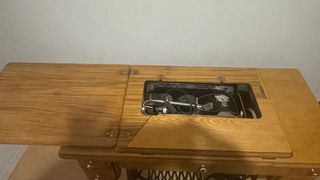 Máquina de coser Singer antigua con mesa