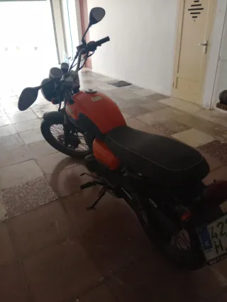 Moto Hanway Naked Naranja y Negra