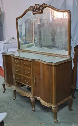 Mueble antiguo de madera