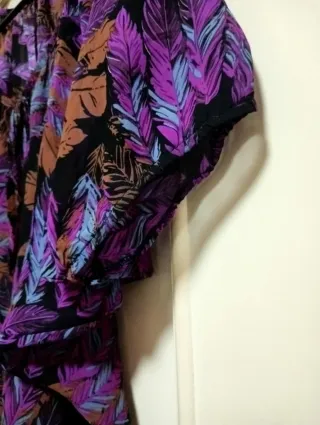 Blusa translúcida con estampado de plumas