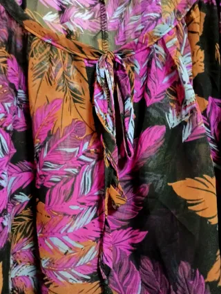 Blusa translúcida con estampado de plumas