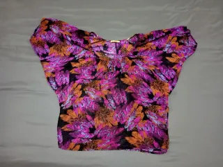 Blusa translúcida con estampado de plumas