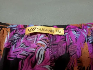 Blusa translúcida con estampado de plumas