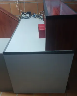 Mesa de oficina/recepción. Urge por mudanza.