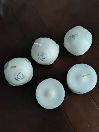 5 Velas Decorativas Plateadas y Blancas