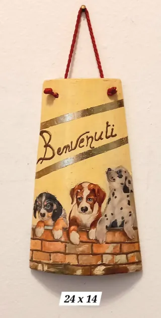 Tegola in coccio decorata con cuccioli