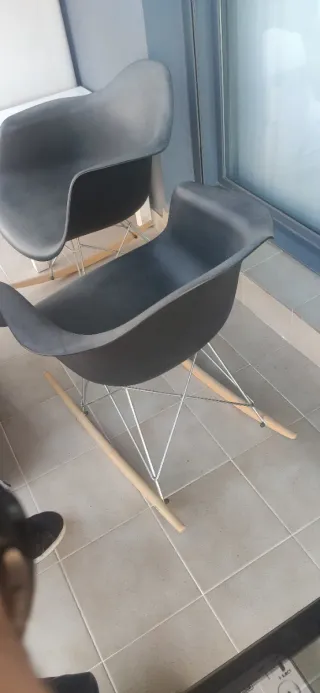 Silla mecedora de exterior gris