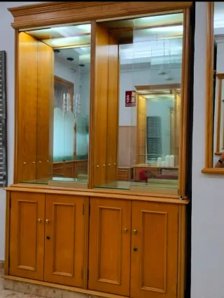 Librería de madera y cristal