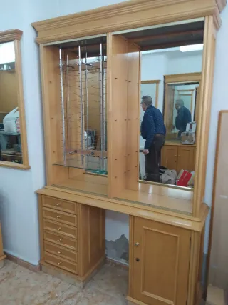 Librería de madera y cristal