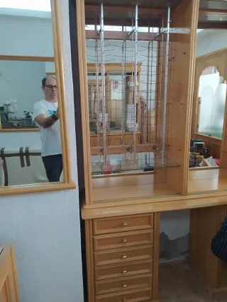 Librería de madera y cristal