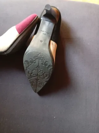 Zapatos de tacón HRD negros y morados