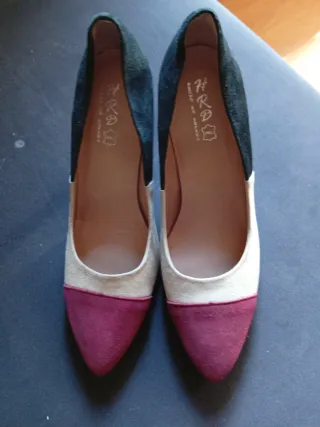 Zapatos de tacón HRD negros y morados