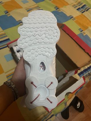 Zapatillas Nike Shox plateadas y blancas