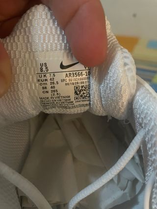 Zapatillas Nike Shox plateadas y blancas