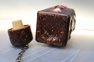 Bottiglia per liquori, decanter in vetro e cuoio cesellato. Don Chisciotte e Sancho.