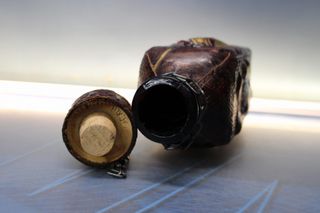 Bottiglia per liquori, decanter in vetro e cuoio cesellato. Don Chisciotte e Sancho.