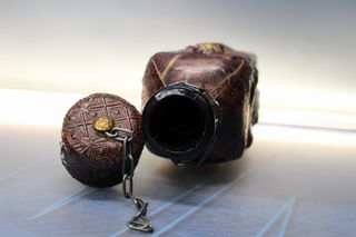 Bottiglia per liquori, decanter in vetro e cuoio cesellato. Don Chisciotte e Sancho.