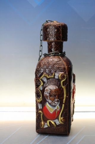 Bottiglia per liquori, decanter in vetro e cuoio cesellato. Don Chisciotte e Sancho.