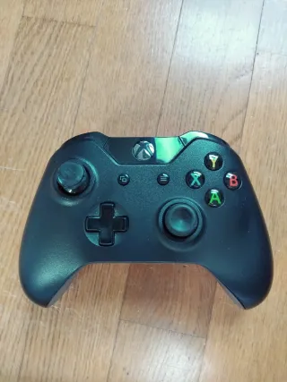 Xbox One Negra + Mando