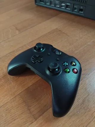 Xbox One Negra + Mando