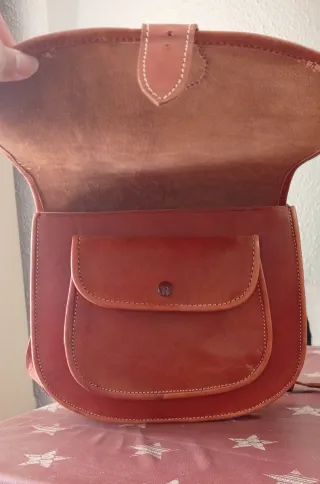 Bolso de cuero marrón y naranja