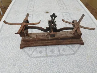 Balanza antigua de hierro oxidado