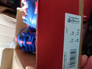 Botas de fútbol azules y rosas