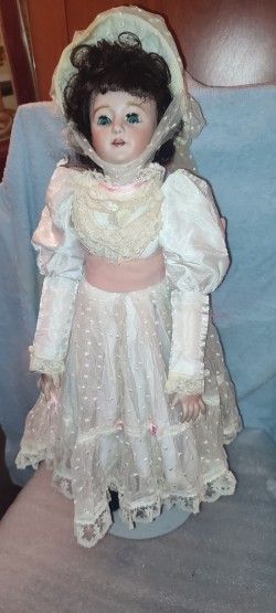 Reproducción de muñeca antigua