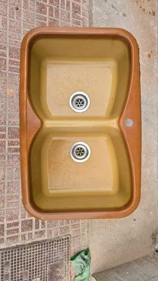 Fregadero doble marrón