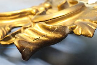 Cornucopia con espejo. Madera estucada y dorada. Primera mitad s.XX.