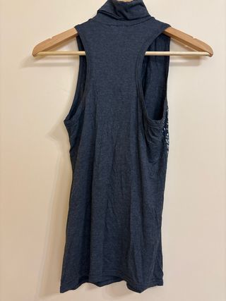 Blusa sin mangas cuello alto estampado