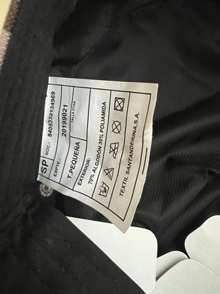 Gorra militar árida con emblema