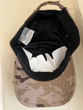 Gorra militar árida con emblema