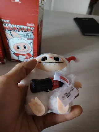 Portachiavi Labubu Coca Cola con busta e scatola