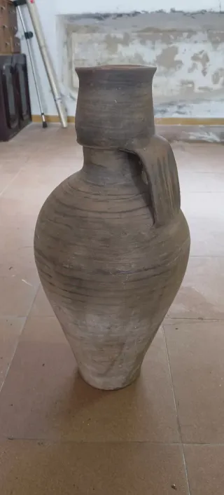 Tinajera antigua con 3 tinajas