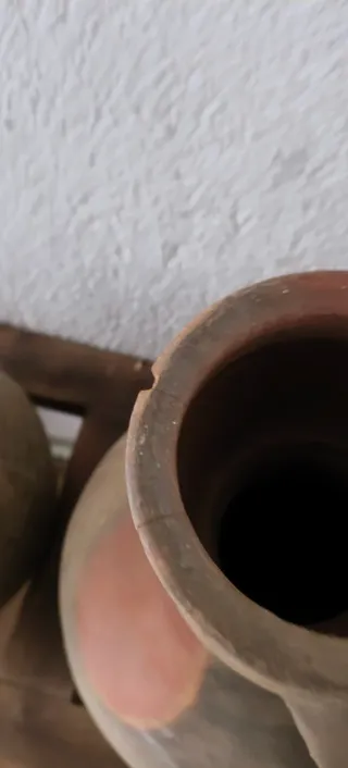Tinajera antigua con 3 tinajas