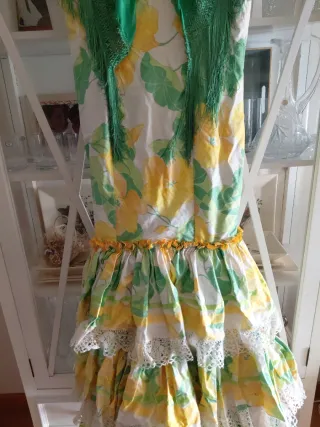Traje de flamenca sin mangas con mantoncillo