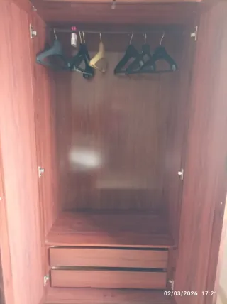 Armario ropero de madera con puertas de cristal