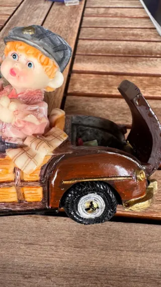 Lotto 2 Statuine antiche bambina e auto