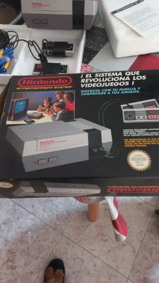 Consola Nintendo NES con caja y 2 mandos