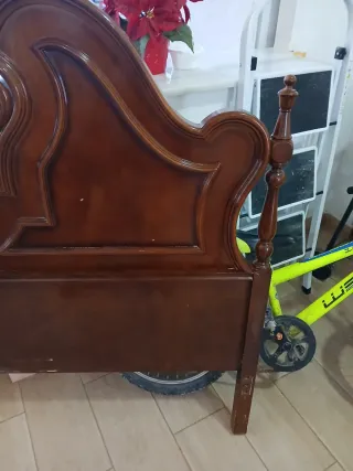 Cabecero y piecero de cama de madera sin marca