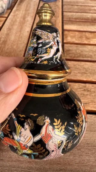Vasetto nero decorato con figure classiche