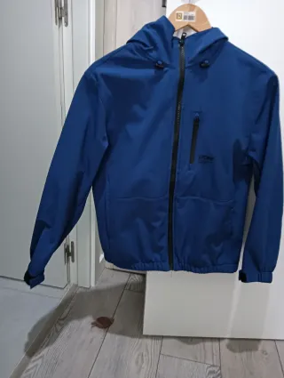 Chaqueta azul impermeable niño. Zara. Talla 11-12.
