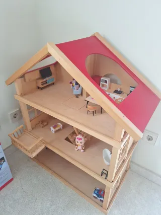Casa de muñecas de madera