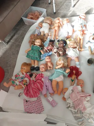 Lott di bambole antiche e moderne