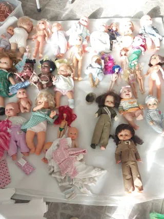 Lott di bambole antiche e moderne