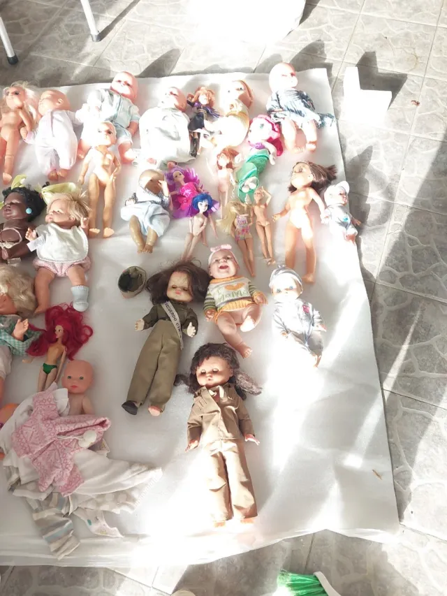 Lote de muñecas antiguas y actuales