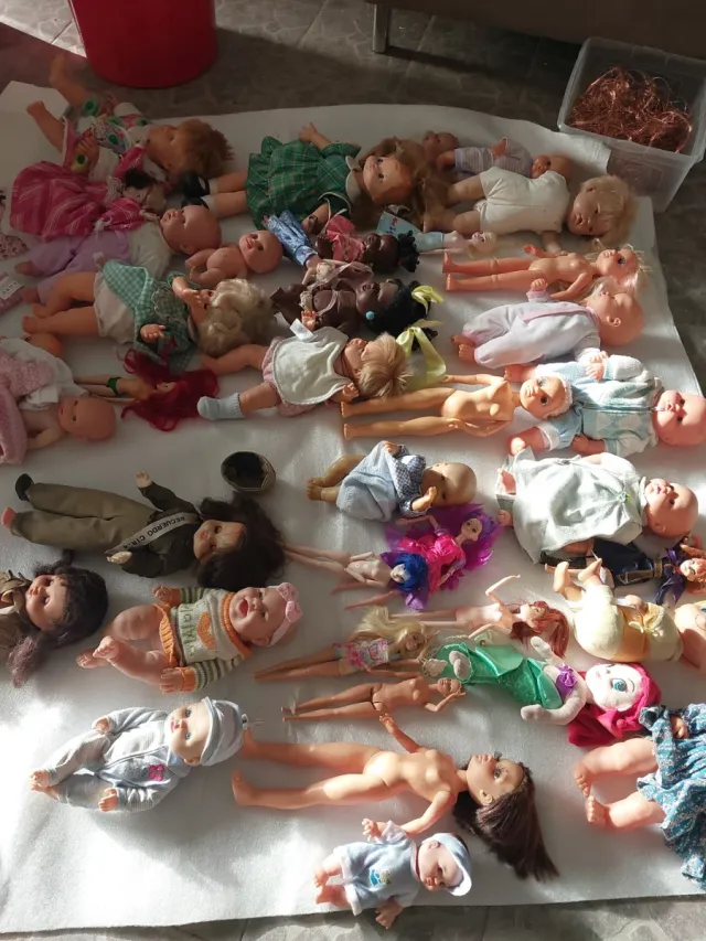 Lote de muñecas antiguas y actuales