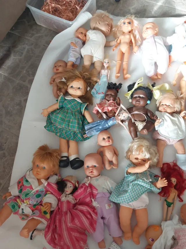 Lote de muñecas antiguas y actuales