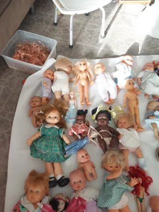 Lott di bambole antiche e moderne